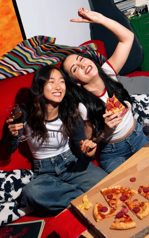Friends eating pizza